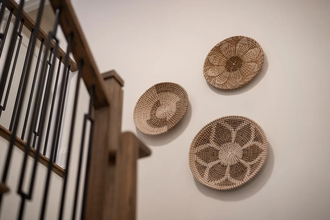 家居用品不锈钢厨具与陶瓷餐具材质对比及适用场景分析